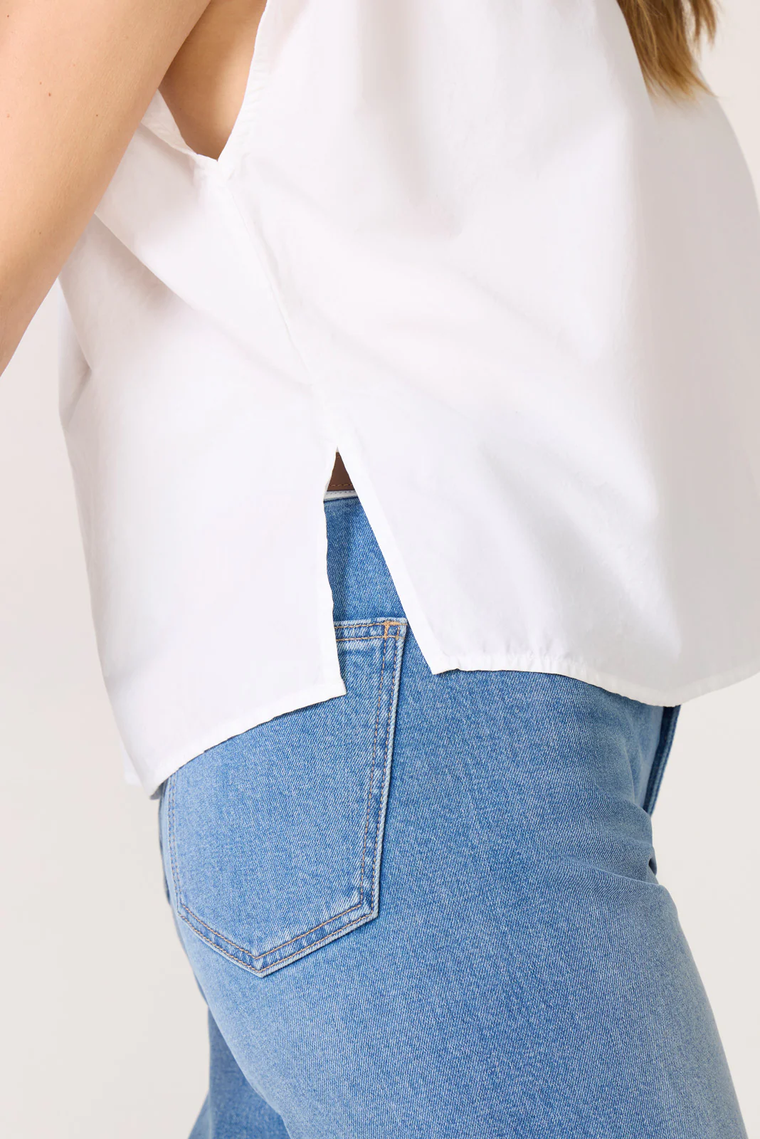 Jody Sleeveless Shirt - Image 5